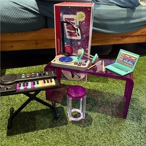 American girl Kavi’s songwriting accessories